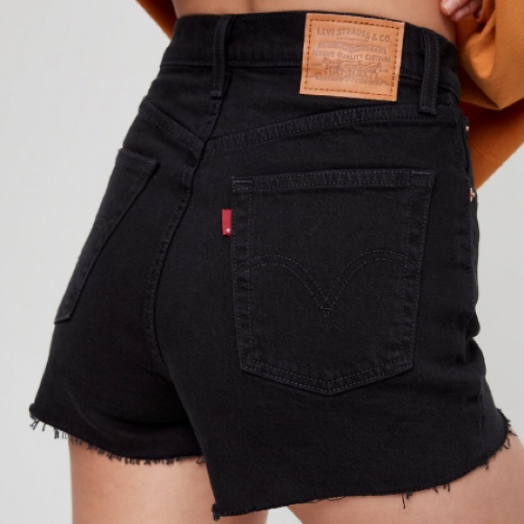 Levi’s Ribcage Short High Rise Black Denim Raw Hem 25